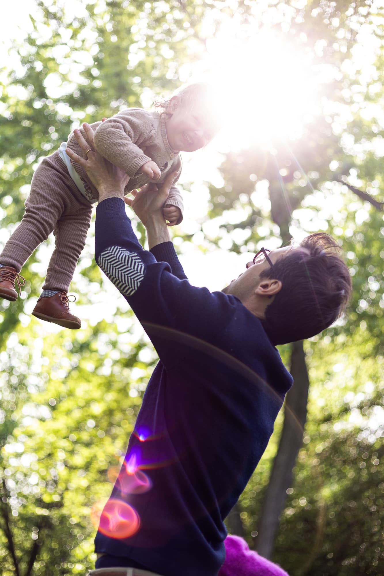 père qui fait voler son enfant, rayon de soeil